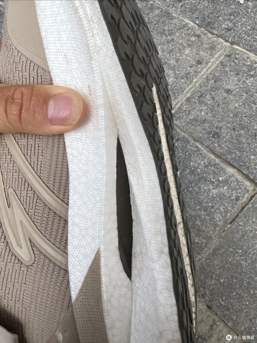 来聊聊安踏目前次顶缓的安踏冠军2pro慢跑鞋的优缺点