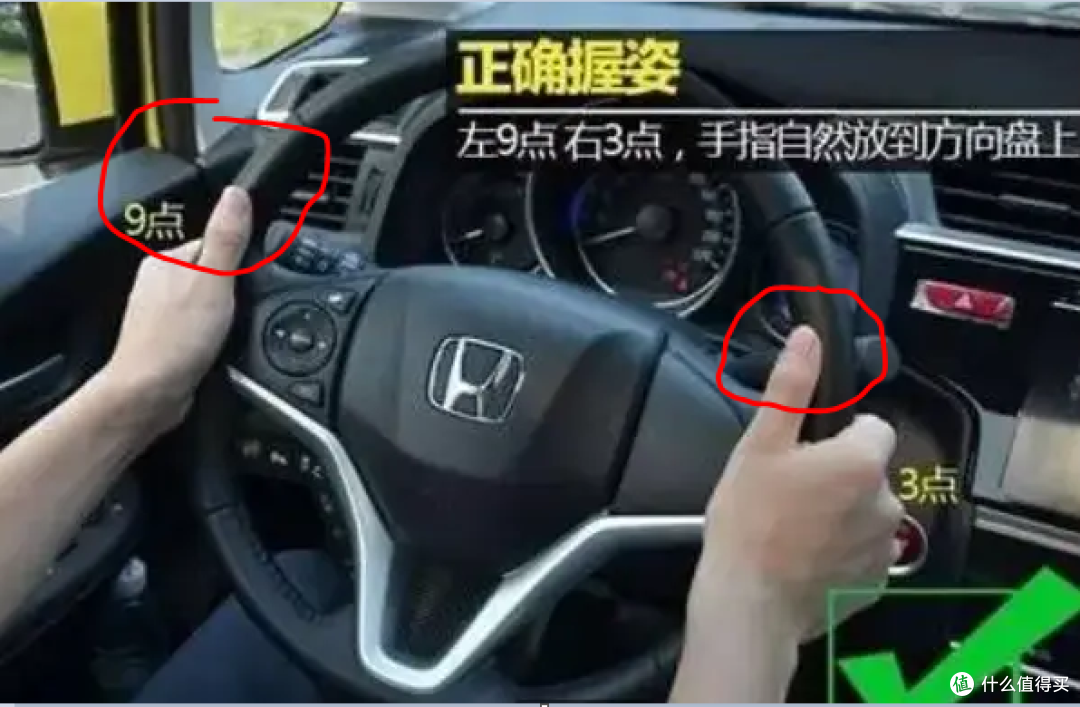 开车的时候单手打方向盘,真的不安全吗?