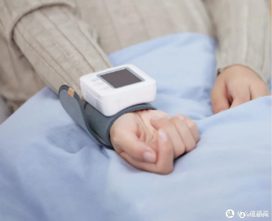 家用电子血压计哪个牌子好?左点隧道式血压计实测:柯氏音法+示波法,测压更稳更准,爸妈用更舒适