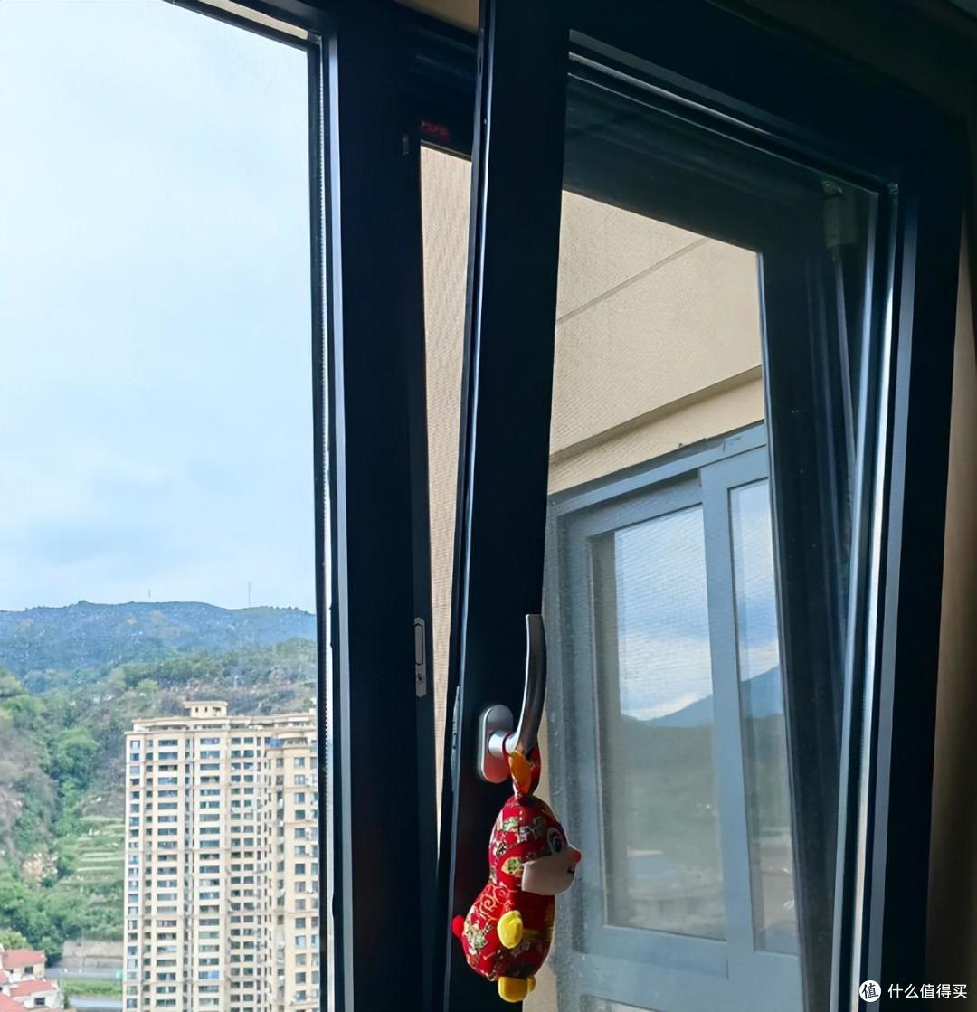使用油烟机时，到底要不要“开窗”？许多人做错，难怪厨房油腻腻