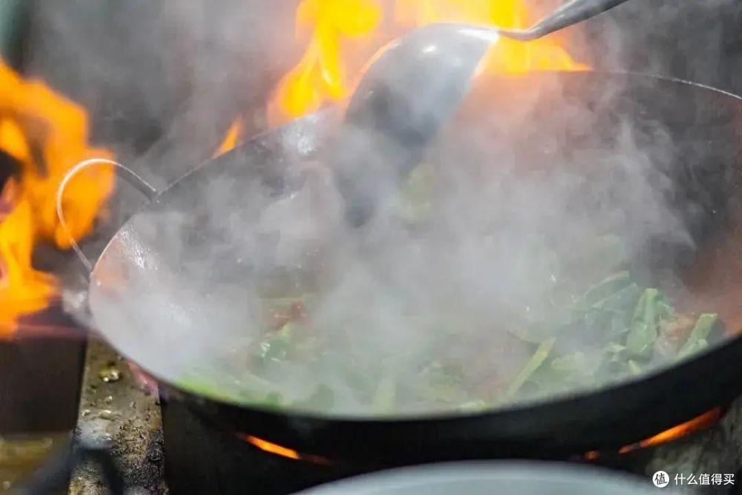 使用油烟机时，到底要不要“开窗”？许多人做错，难怪厨房油腻腻