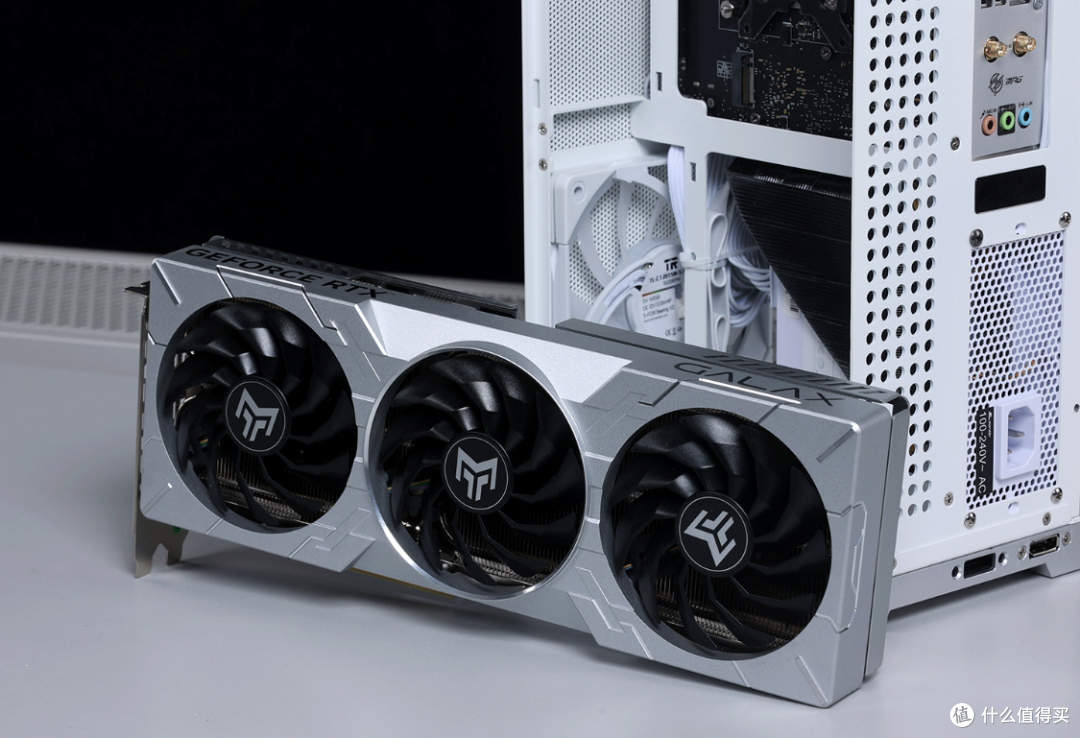 打死不装ITX,结果又入坑了!8K预算搞定12600K+4070+闪鳞L300打造8.5L桌面立式小钢炮