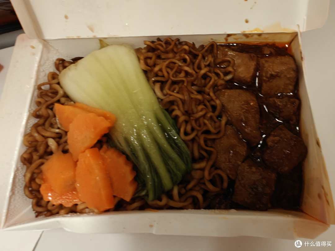 面条里大块鸡肉，比起国内的餐食好吃几倍，至少肉多了很多