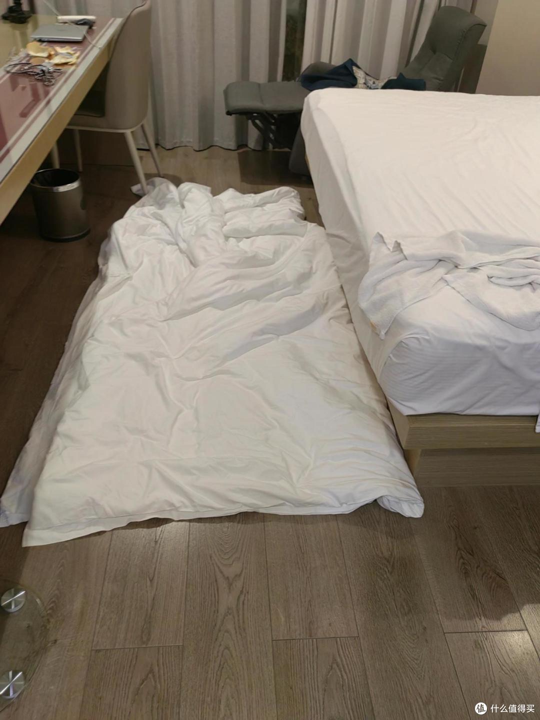 酒店床上为啥会放块布?很多人都不懂有什么用,酒店员工说出真相