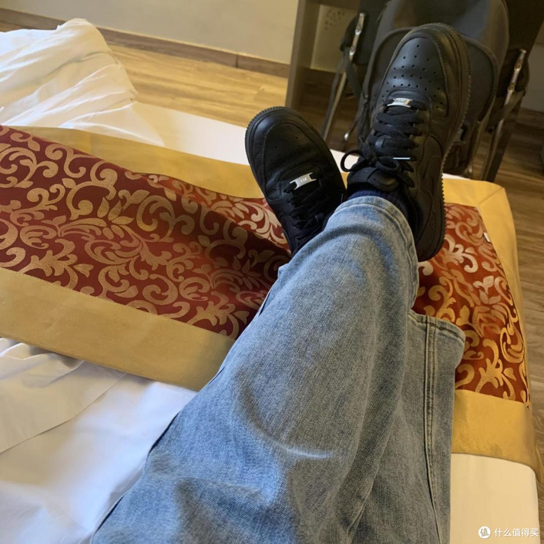 酒店床上为啥会放块布?很多人都不懂有什么用,酒店员工说出真相