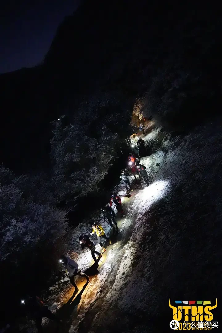 为什么很多越野跑要在深夜起跑？在山里「熬夜」跑步是什么体验？