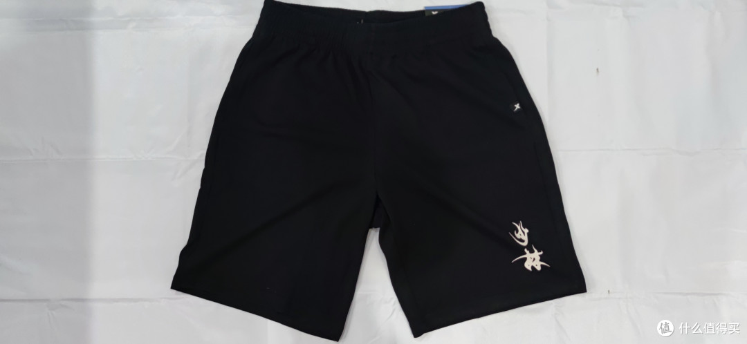 淘宝c店买的特步少林系列的短裤,原装带吊牌的正品,质量很好,只要28元,我非常满意。