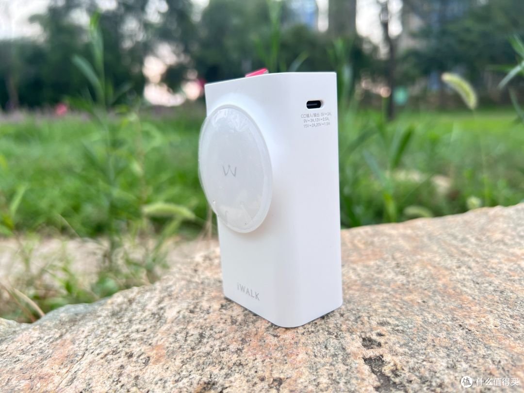 自带伸缩线,小体积大电量,包您出行无忧:充电宝 iWALK拉拉宝