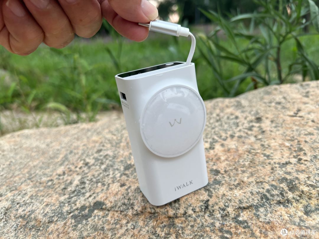 自带伸缩线,小体积大电量,包您出行无忧:充电宝 iWALK拉拉宝