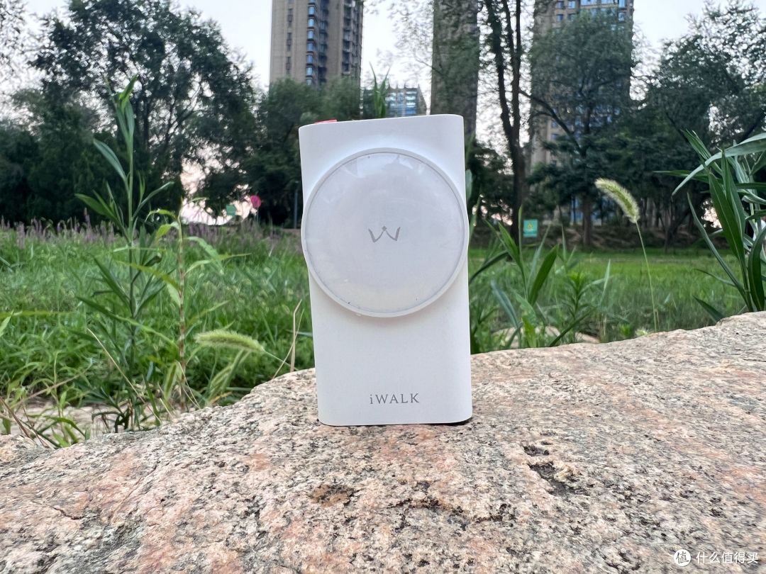 自带伸缩线,小体积大电量,包您出行无忧:充电宝 iWALK拉拉宝