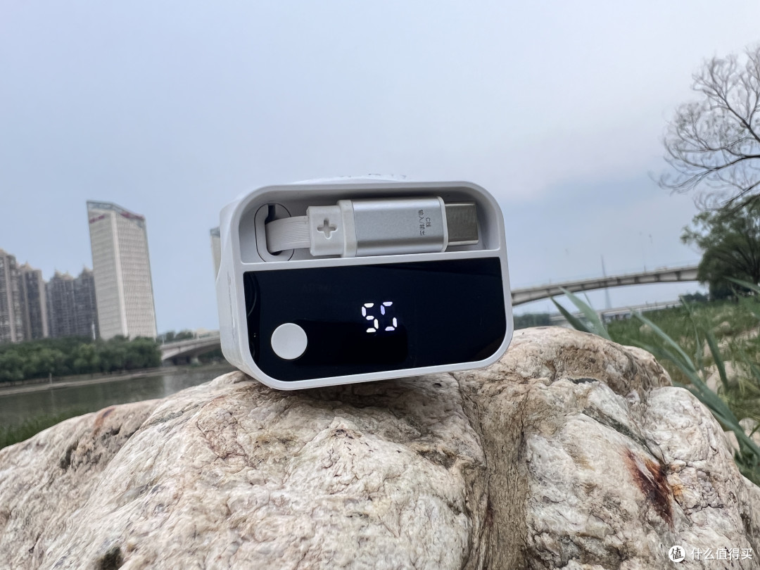 自带伸缩线,小体积大电量,包您出行无忧:充电宝 iWALK拉拉宝