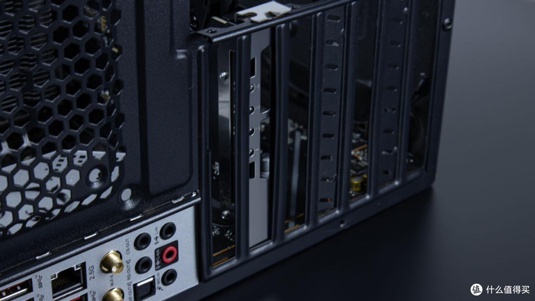 只需一个PCIe插槽,4盘位快速抽取扩展PCIe5.0 M.2 SSD ,装机实测