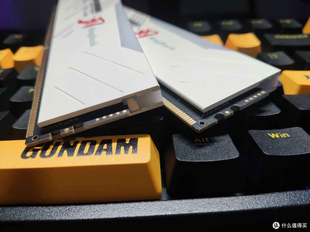 高颜值、高性能、高性价比，还支持手动超频！——金百达（KINGBANK）白刃 RGB DDR5 6800MHz