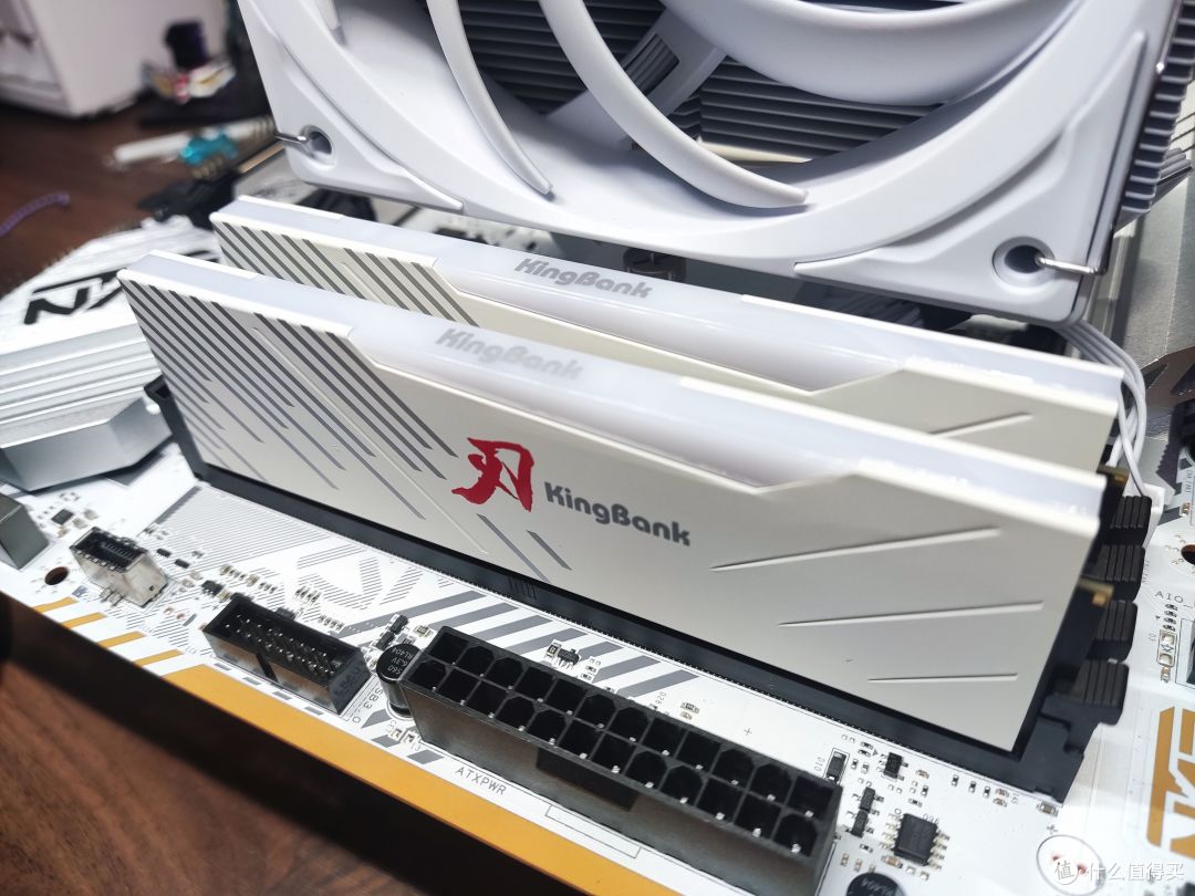 高颜值、高性能、高性价比，还支持手动超频！——金百达（KINGBANK）白刃 RGB DDR5 6800MHz