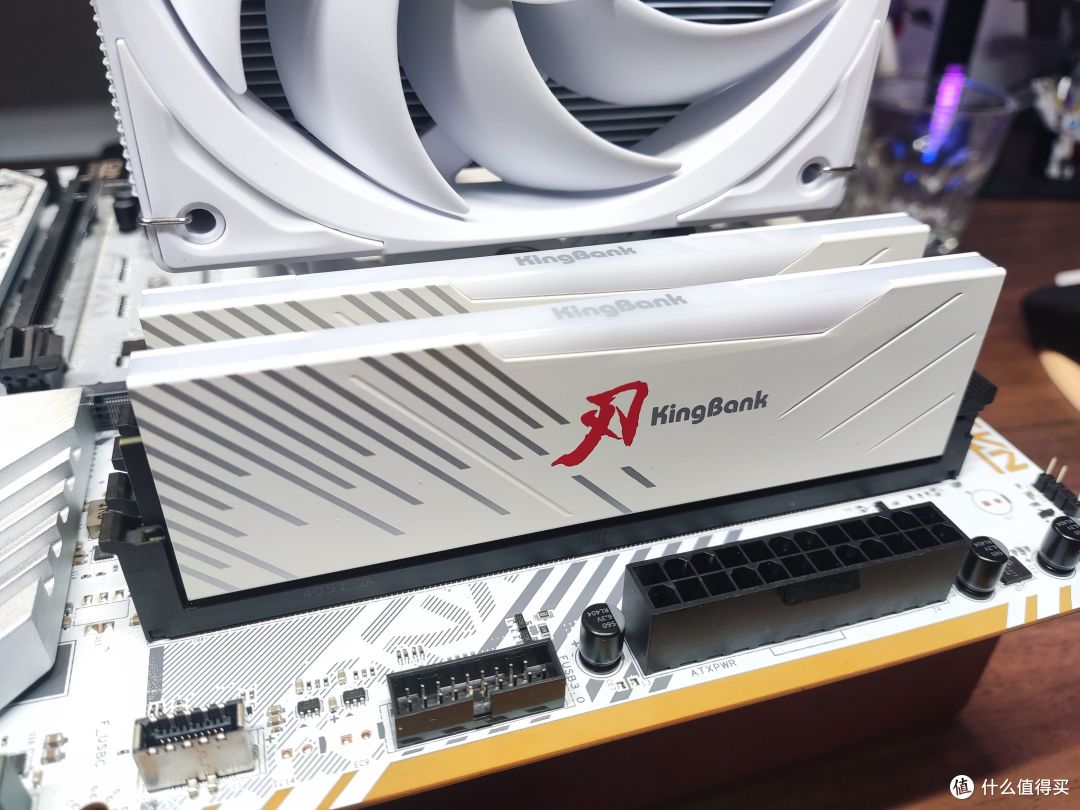高颜值、高性能、高性价比，还支持手动超频！——金百达（KINGBANK）白刃 RGB DDR5 6800MHz