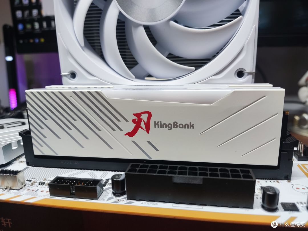 高颜值、高性能、高性价比，还支持手动超频！——金百达（KINGBANK）白刃 RGB DDR5 6800MHz