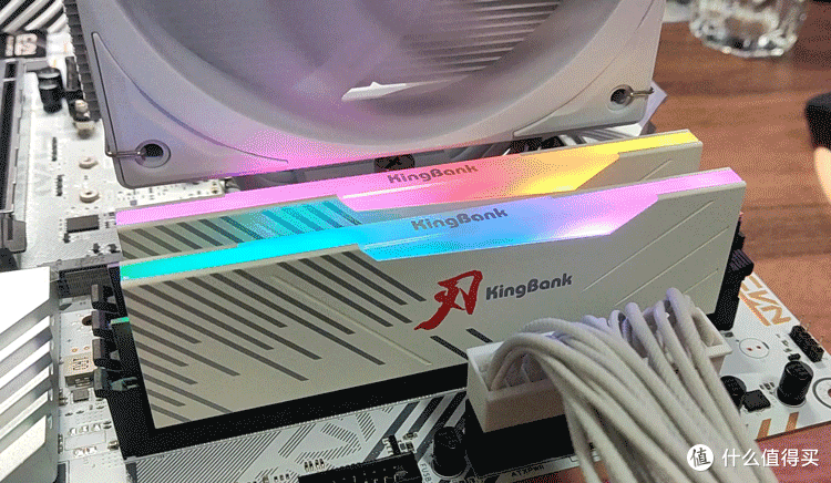 高颜值、高性能、高性价比，还支持手动超频！——金百达（KINGBANK）白刃 RGB DDR5 6800MHz