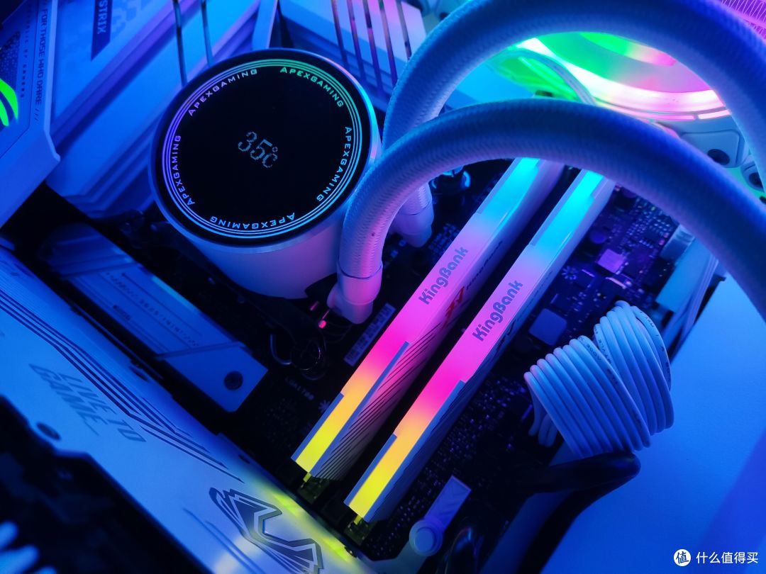 高颜值、高性能、高性价比，还支持手动超频！——金百达（KINGBANK）白刃 RGB DDR5 6800MHz