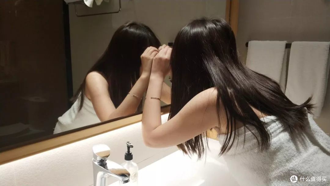 住酒店之后,先检查一下卫生间的镜子,如果有这种情况赶紧报警