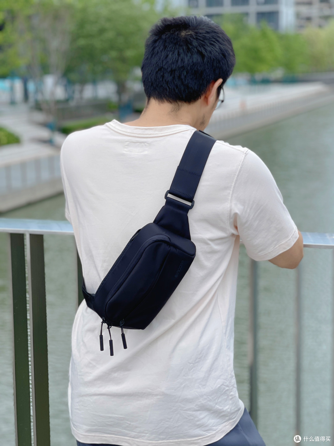 INCASE 多功能数码斜挎包:帅气又能装