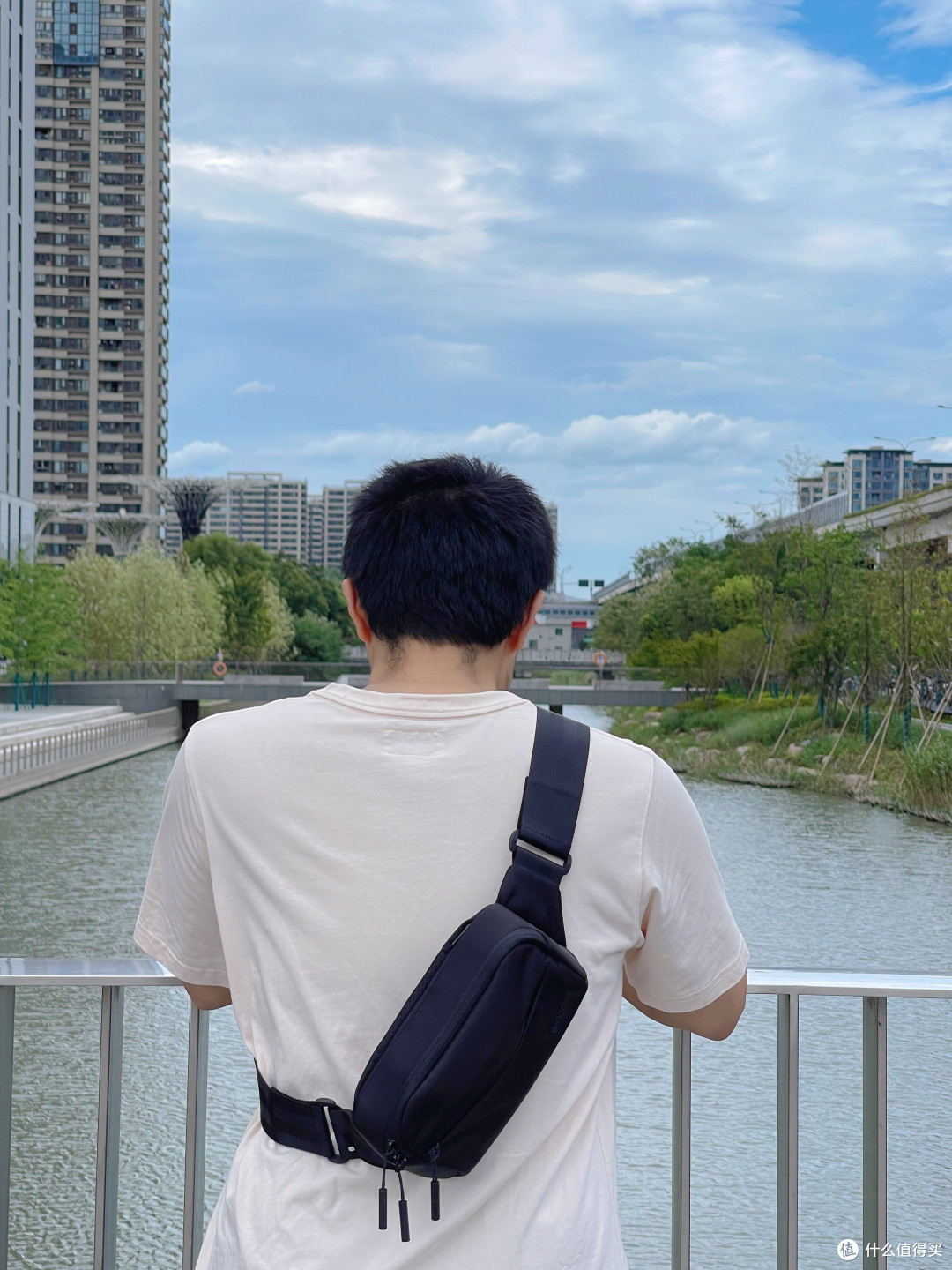INCASE 多功能数码斜挎包:帅气又能装