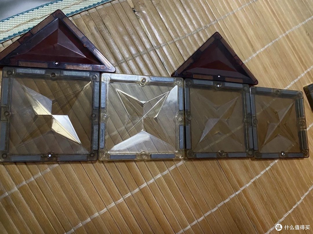 和宝贝一起拼搭磁力片积木 动脑动手又增进亲子关系