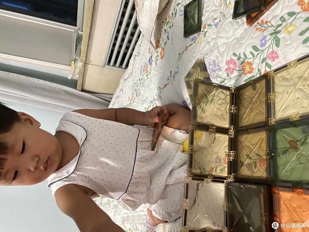 和宝贝一起拼搭磁力片积木 动脑动手又增进亲子关系