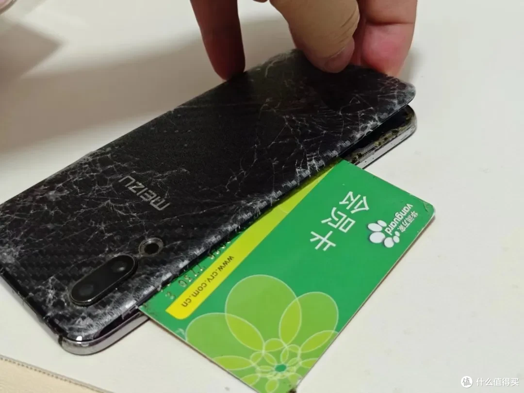 手机后盖碎了别慌!十多元搞定,教你轻松换上新后盖