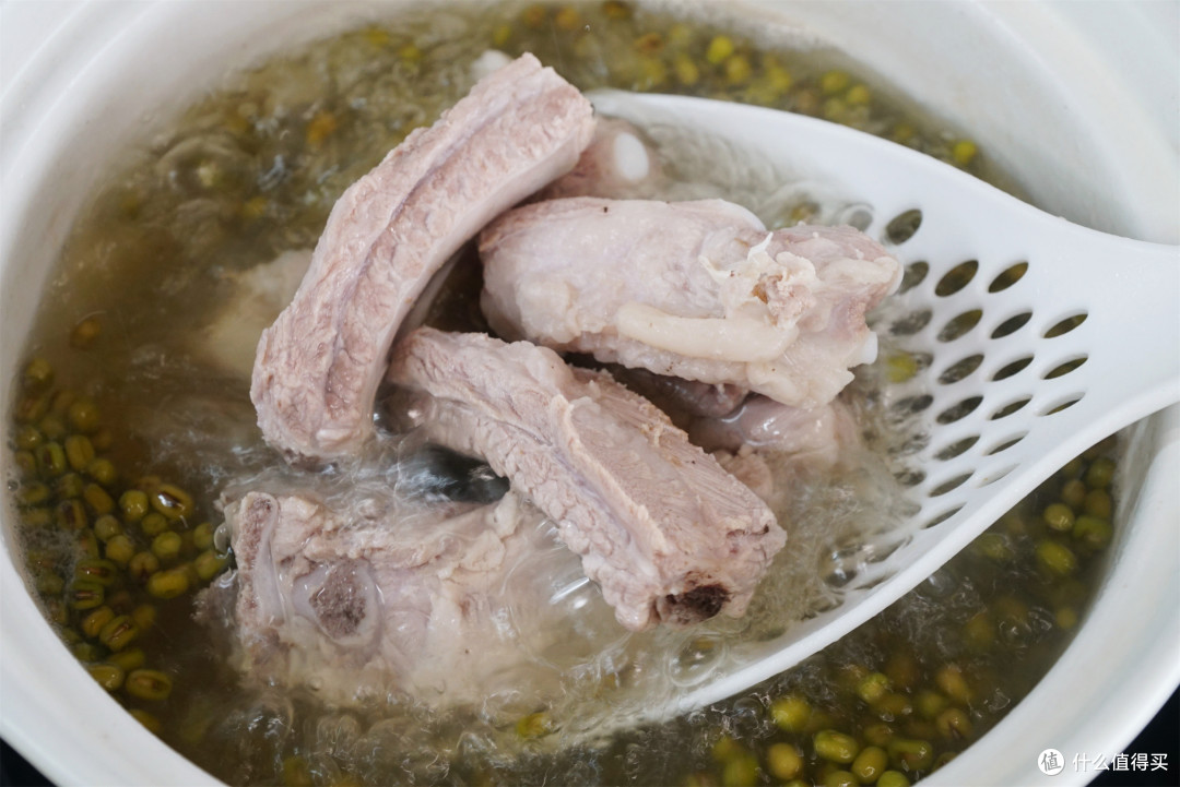 三伏天，绿豆和排骨是绝配，广东靓汤照着做，清热去火舒服过夏