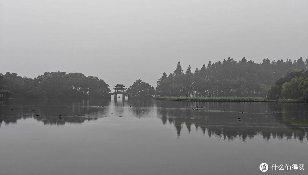 出游随拍，夏日烟雨蒙蒙的西湖美景尽收眼底