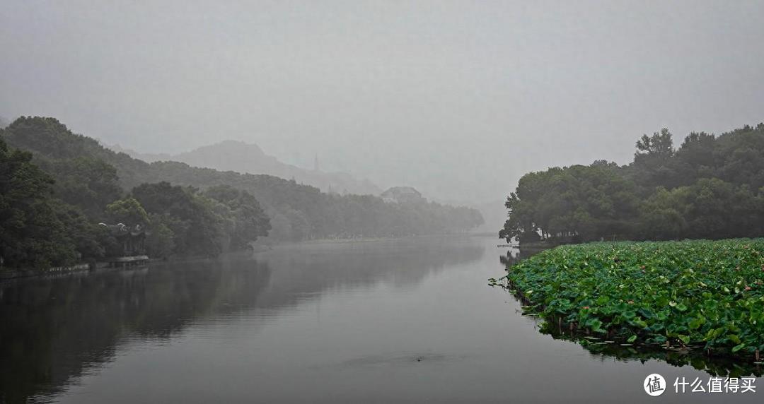 出游随拍，夏日烟雨蒙蒙的西湖美景尽收眼底