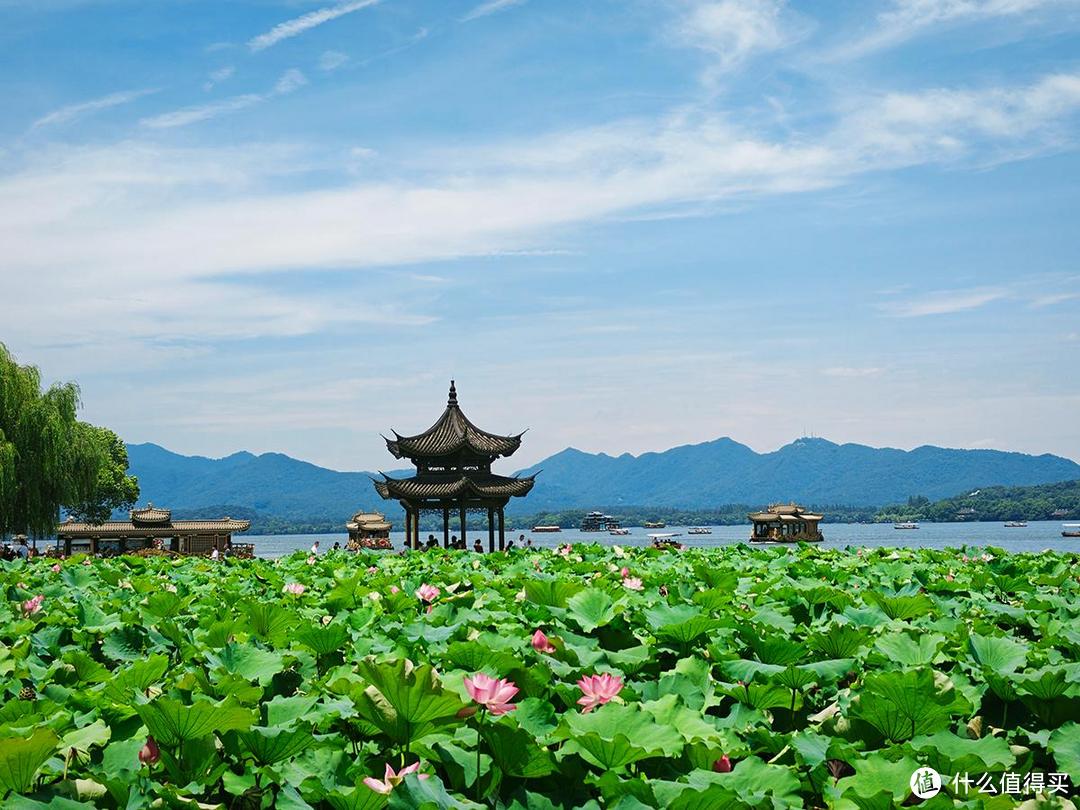 出游随拍，夏日烟雨蒙蒙的西湖美景尽收眼底