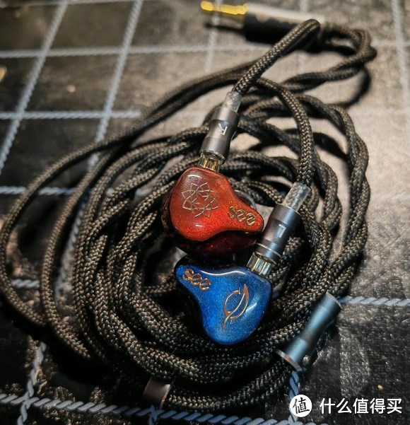 开箱seeaudio勇气标准版，另比较标准版与红蓝限定版区别