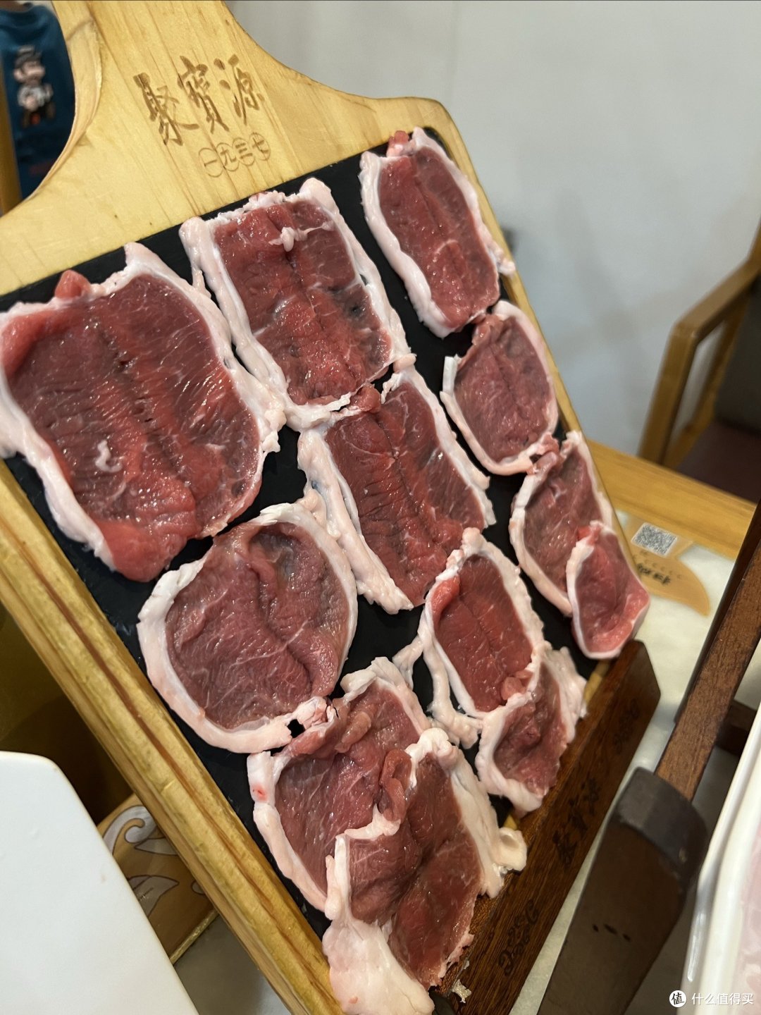 去北京了,一定要尝一下涮肉,吃涮肉就可以去聚宝源!
