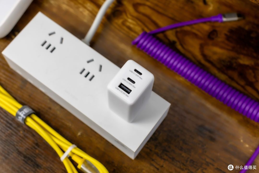 小身板充电快,联想thinkplus GaN65W充电器,三口充电更高效