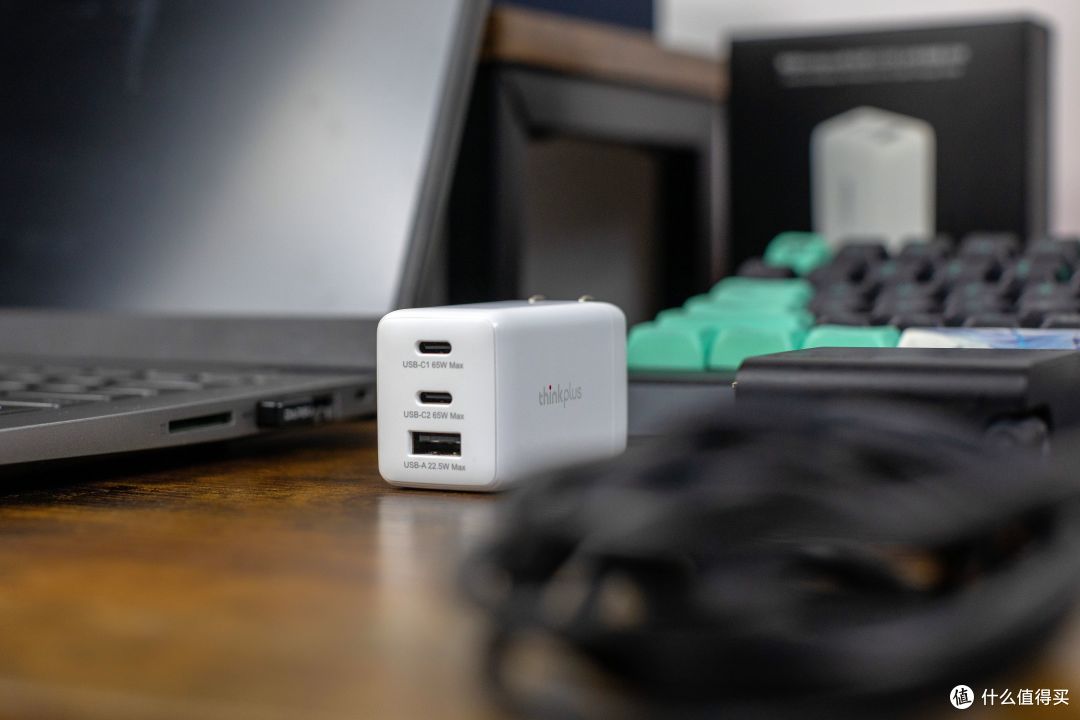 小身板充电快,联想thinkplus GaN65W充电器,三口充电更高效