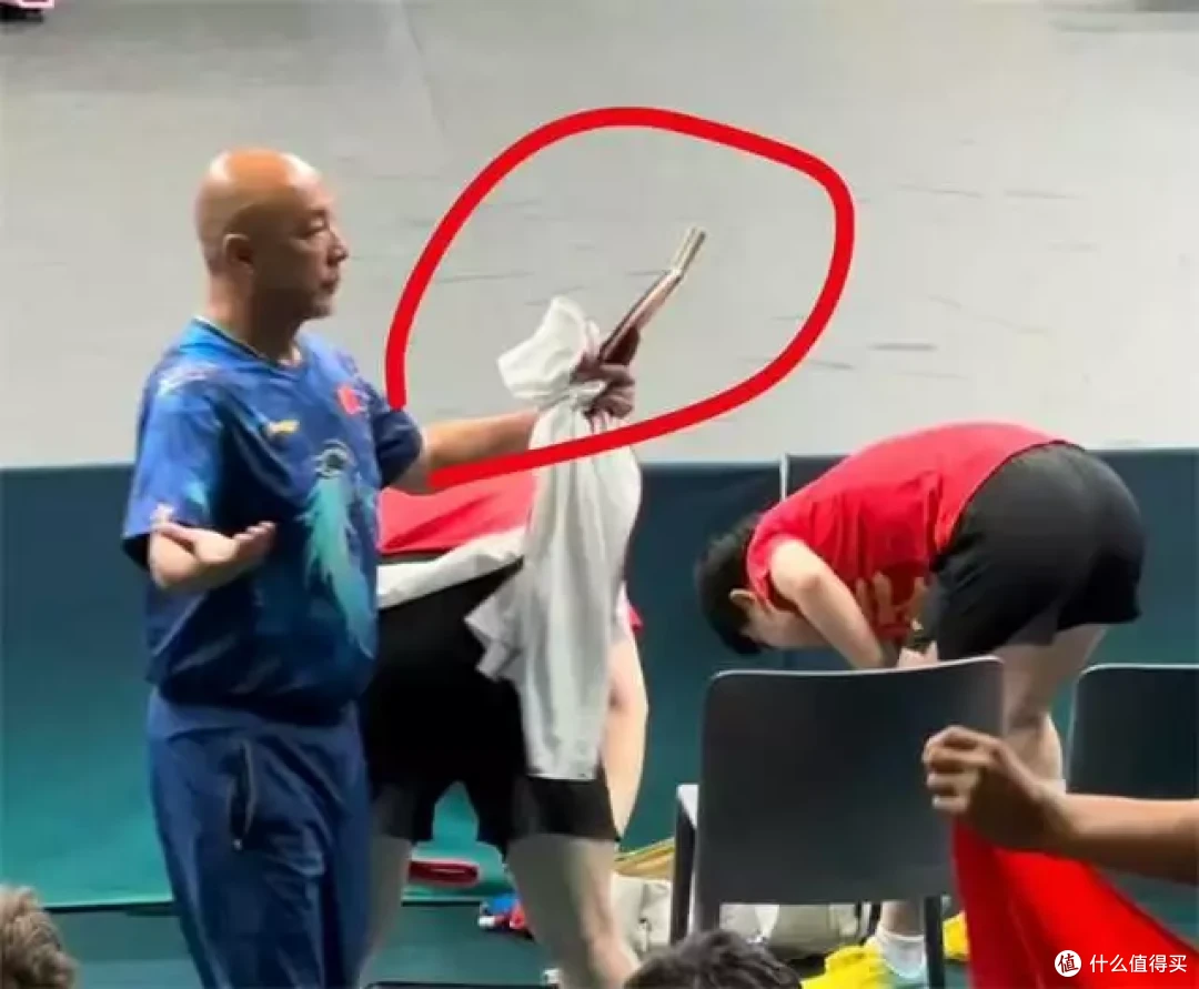 肖战变脸!王楚钦被陷害?球拍被踩坏,只能学张怡宁用“鞋底”