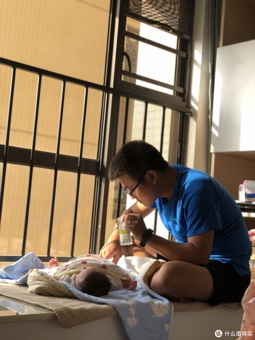 换尿裤、晒太阳，抹的是babycare的试用装