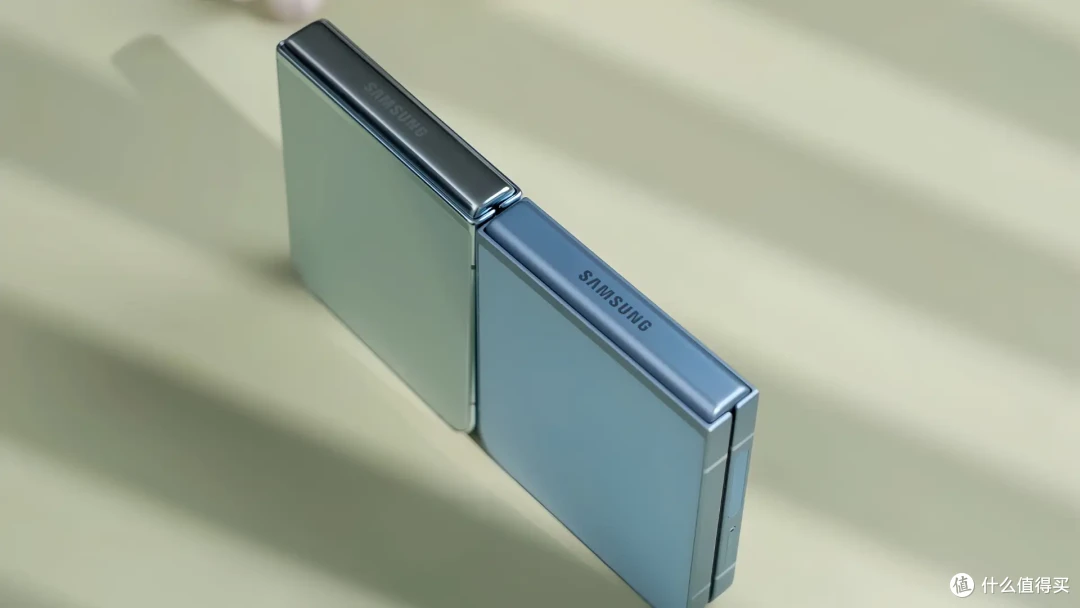 值不值得买?三星Z Flip6体验 全方位实测对比小米Mix Flip