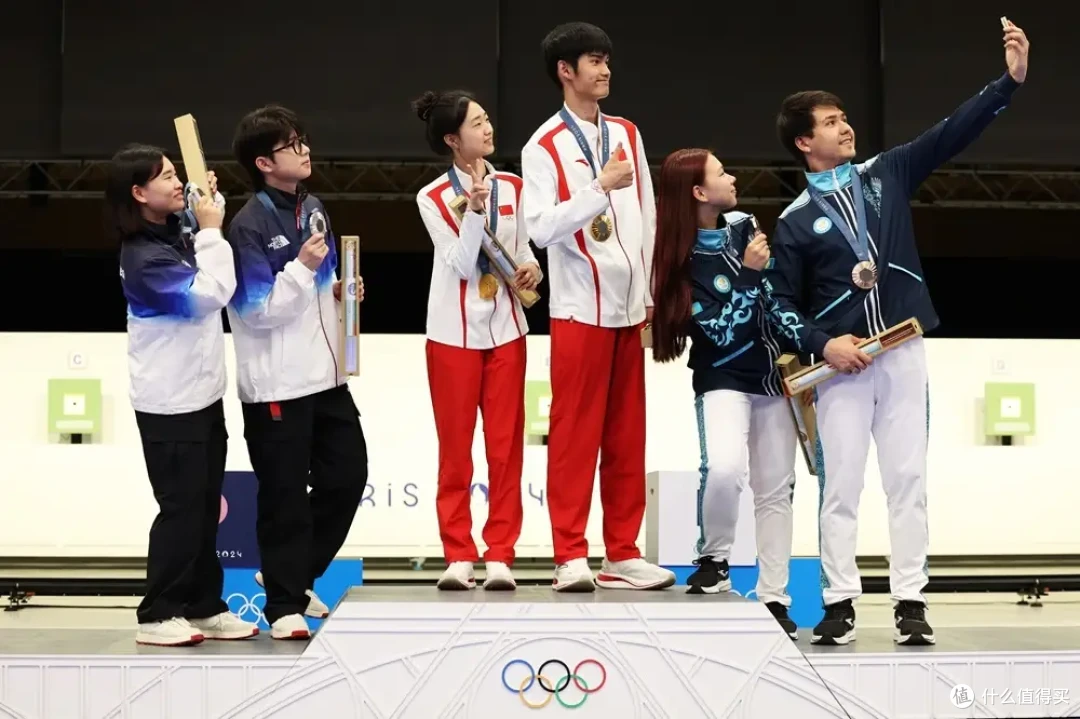 值不值得买?三星Z Flip6体验 全方位实测对比小米Mix Flip