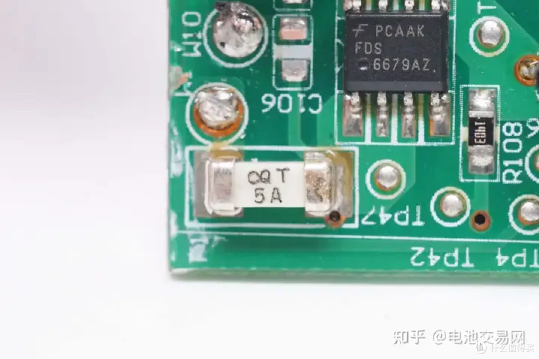 内置亿纬锂能5节高倍率电芯,DEWALT得伟电动工具充电套装拆解