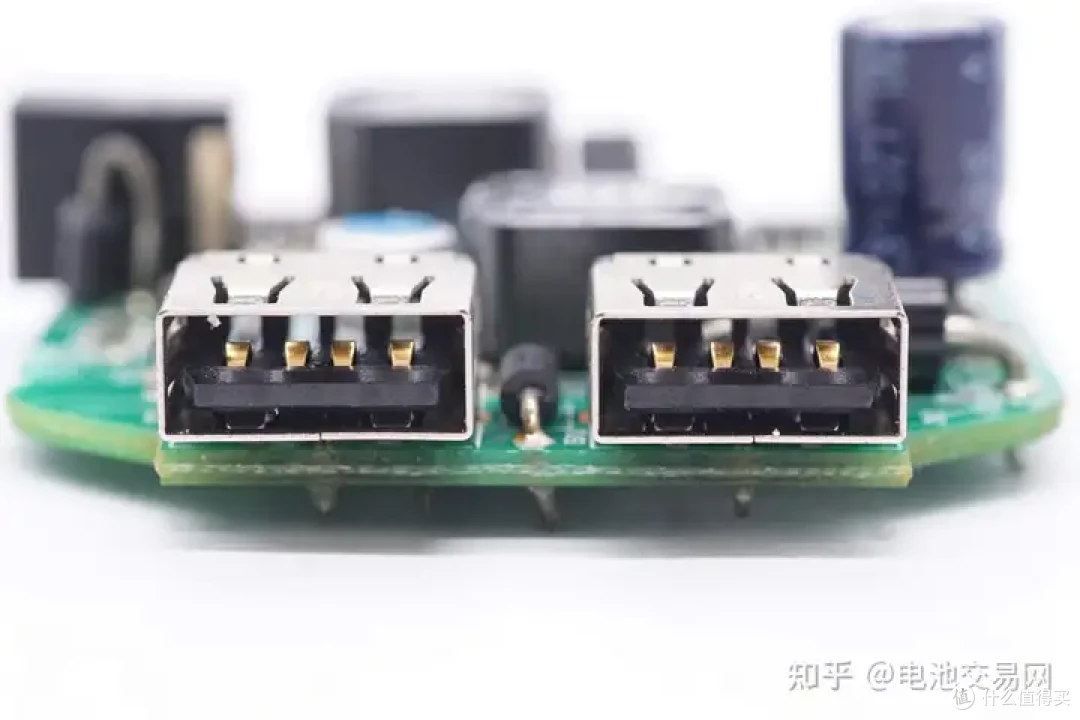 内置亿纬锂能5节高倍率电芯,DEWALT得伟电动工具充电套装拆解
