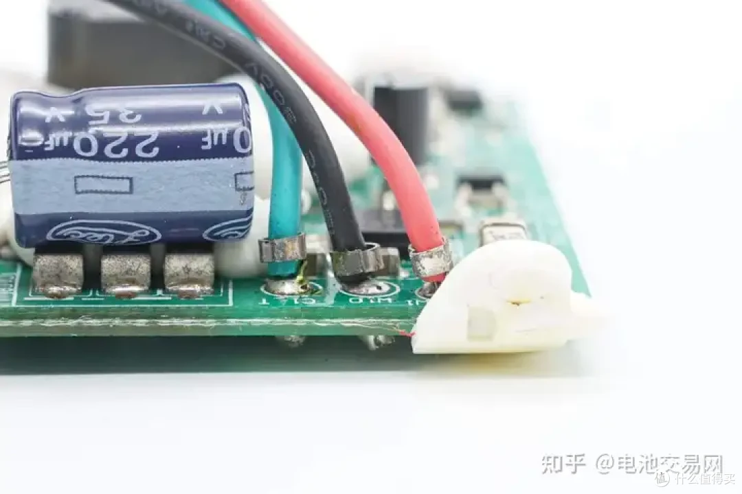 内置亿纬锂能5节高倍率电芯,DEWALT得伟电动工具充电套装拆解
