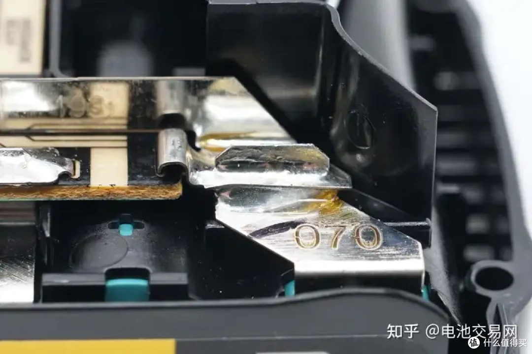 内置亿纬锂能5节高倍率电芯,DEWALT得伟电动工具充电套装拆解