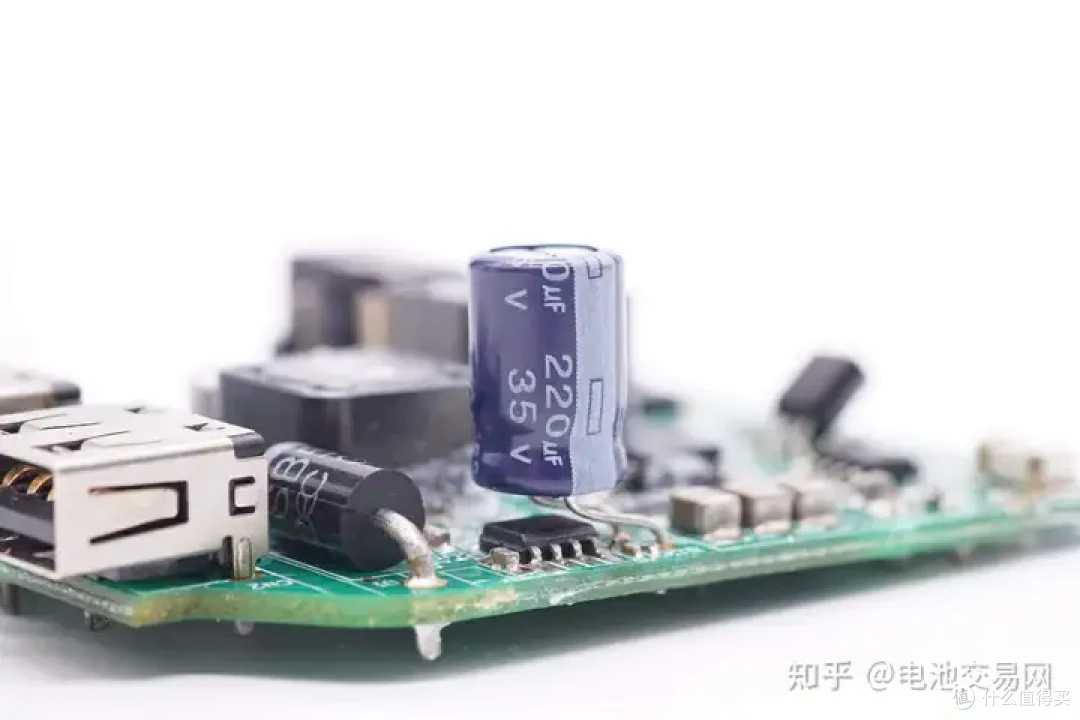 内置亿纬锂能5节高倍率电芯,DEWALT得伟电动工具充电套装拆解