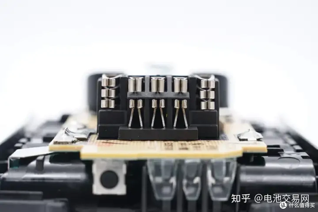 内置亿纬锂能5节高倍率电芯,DEWALT得伟电动工具充电套装拆解