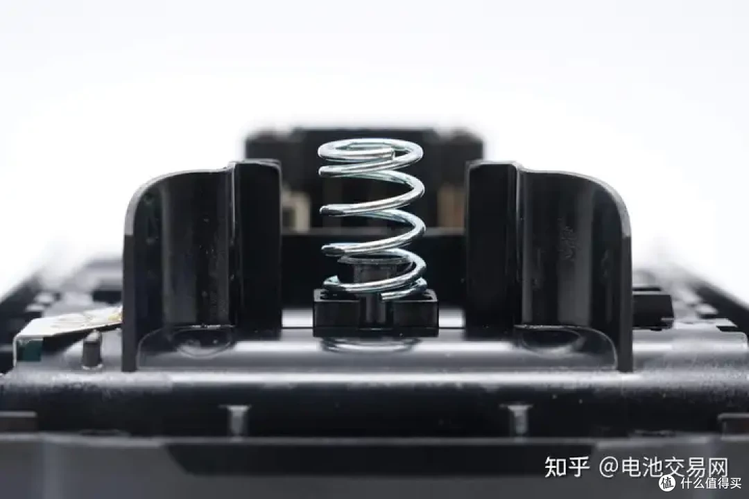 内置亿纬锂能5节高倍率电芯,DEWALT得伟电动工具充电套装拆解