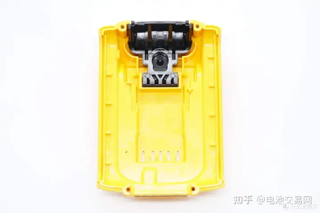 内置亿纬锂能5节高倍率电芯,DEWALT得伟电动工具充电套装拆解