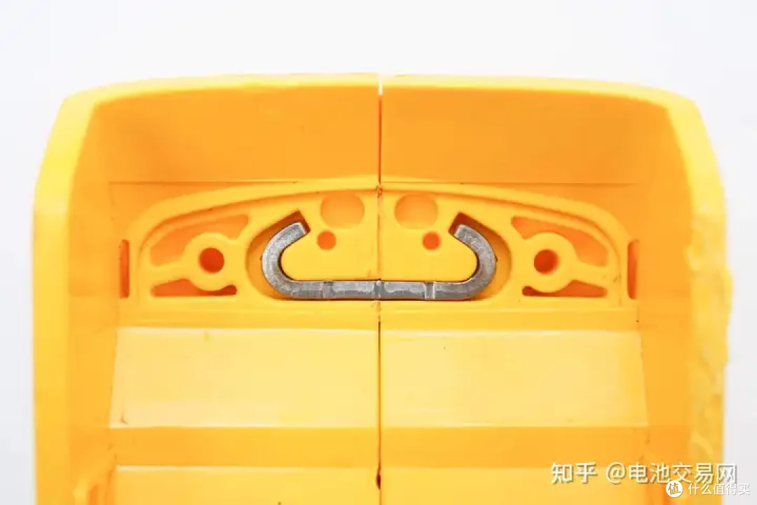 内置亿纬锂能5节高倍率电芯,DEWALT得伟电动工具充电套装拆解