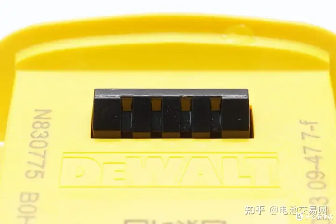 内置亿纬锂能5节高倍率电芯,DEWALT得伟电动工具充电套装拆解